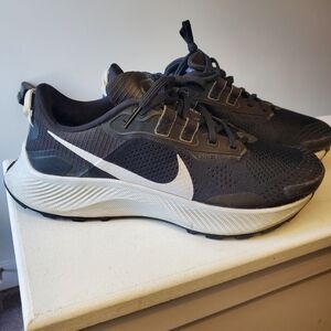 Nike Pegasus Trail Women’s Size 7 Black White Running Trail Shoes DA8697-001
